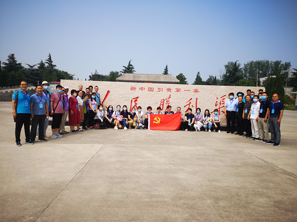 工商学院参观人民胜利渠_副本.jpg