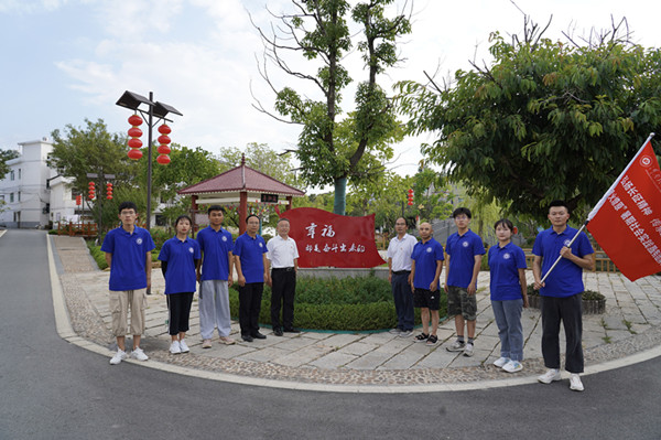 实践团于潭头村合影留念_副本.jpg