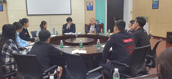 院长孟钟剑教授与市场营销专业2018、2019级学生代表亲切座谈1_副本.jpg