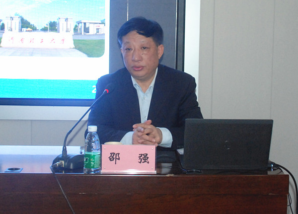 校友办主任邵强作报告_副本.jpg
